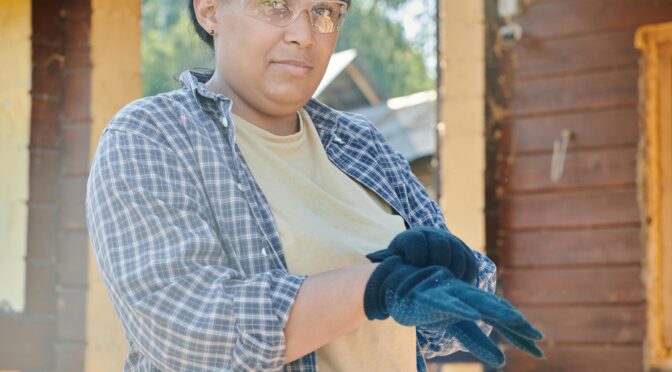 Darbo drabužiai elektrikai: svarbiausi saugos aspektai